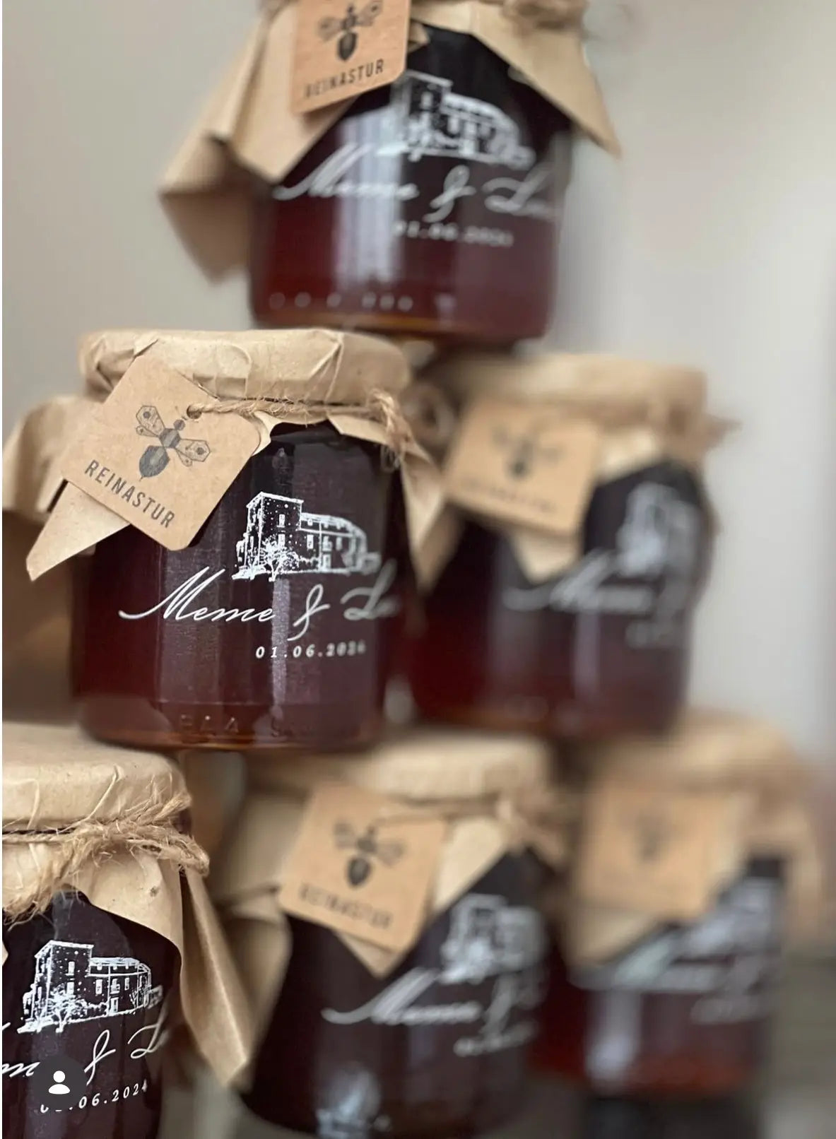 Stack o pirámide de tarros de miel artesanal personalizados para invitados de bodas, un regalo gourmet y sostenible de Reinastur.