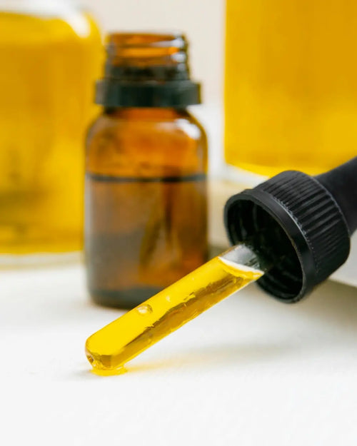 Propóleo natural de Reinastur listo para su aplicación con cuentagotas, producido por nuestros propios apiarios en Asturias.
